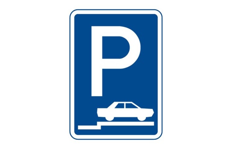 Dopravní značka IP11d - Parkoviště (stání na chodníku kolmé nebo šikmé)