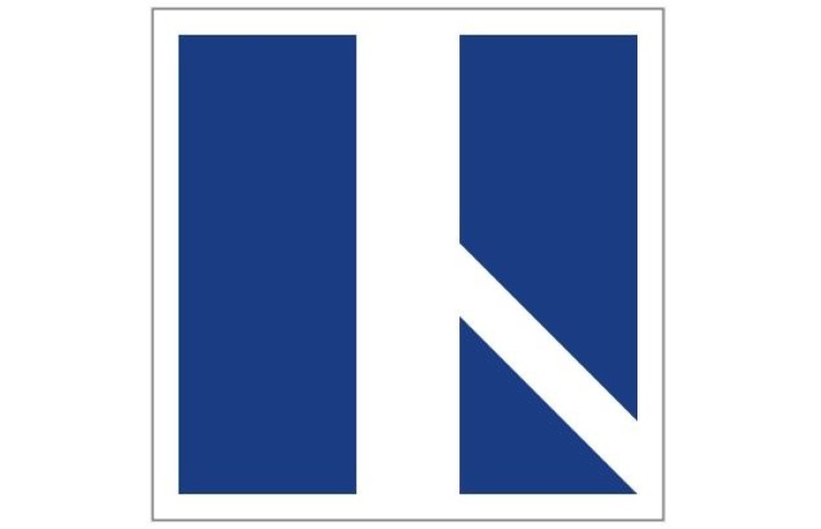 Plavební znak E9d - Plavidlo pluje po hlavní vodní cestě. Má přednost před plavidly na vedlejší vodní cestě