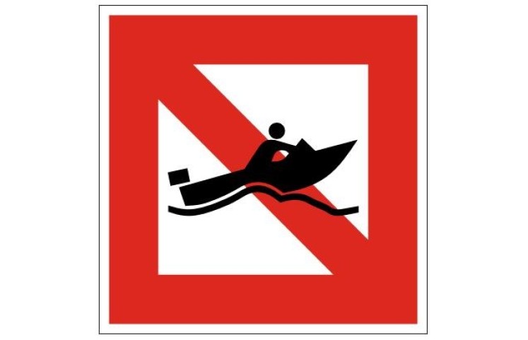 Plavební znak A18 - Zákaz plavby malých plavidel dosahujícíh vysoké rychlosti