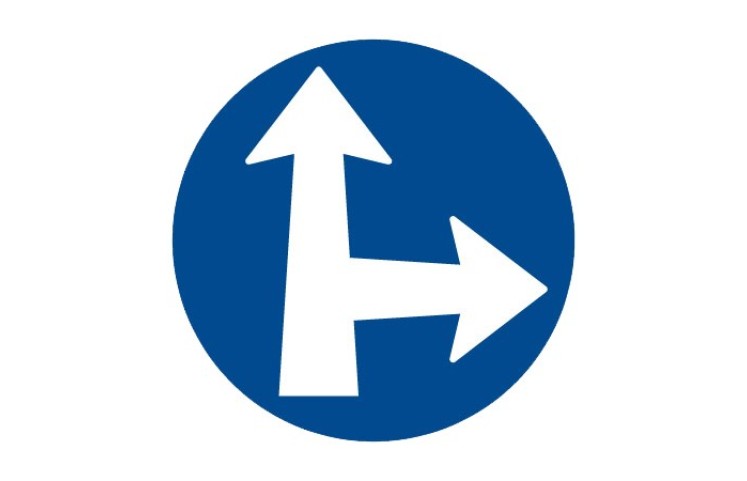 Dopravní značka C2d - Přikázaný směr jízdy přímo a vpravo